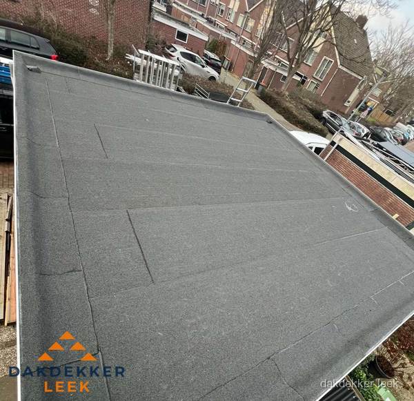 Nieuwe bitumen dakbedekking op plat dak van garage in Leek Nieuwe bitumen dakbedekking op plat dak van garage in Leek