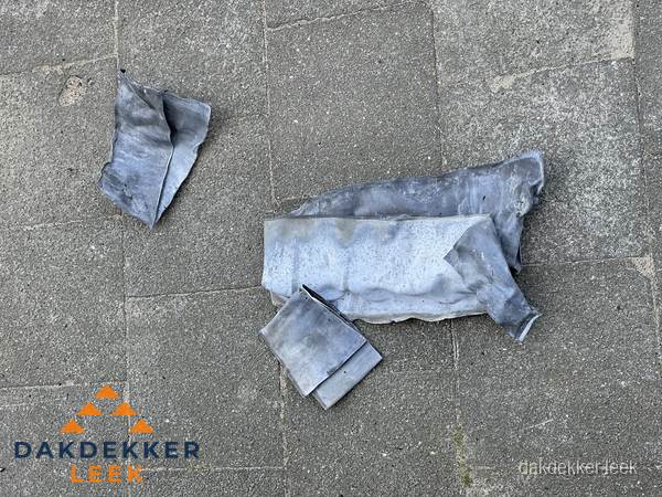 Oude verwijderde loodslabben na vervanging in Leek Oude verwijderde loodslabben na vervanging in Leek