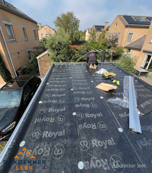 Dakdekker aan het werk op plat dak renovatie in Leek Dakdekker aan het werk op plat dak renovatie in Leek