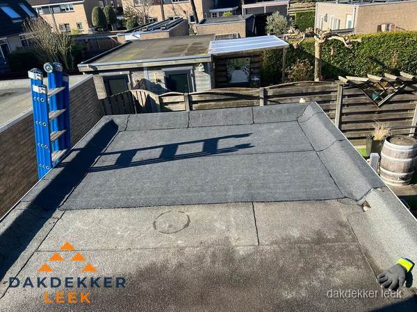 Dakdekker bij bitumen plat dak renovatie in Leek Dakdekker bij bitumen plat dak renovatie in Leek