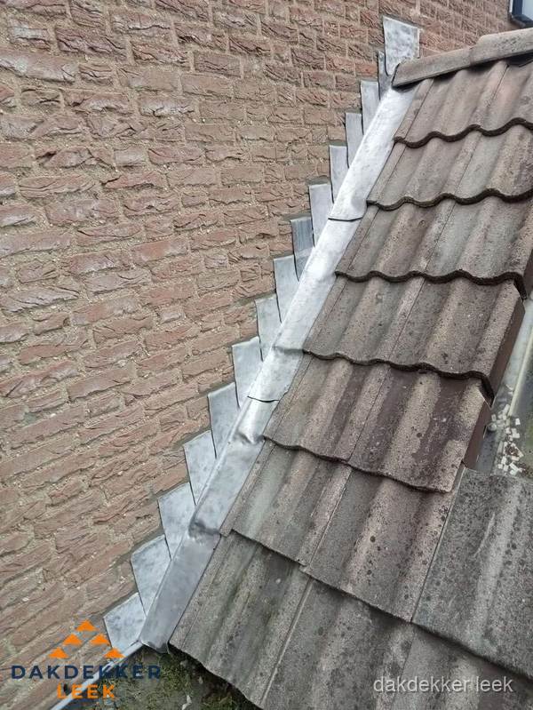 Loodslabben langs dakaansluiting bij bakstenen muur in Leek Loodslabben langs dakaansluiting bij bakstenen muur in Leek