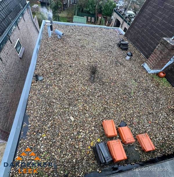 Plat dak met grindballast en dakdoorvoeren in Leek Plat dak met grindballast en dakdoorvoeren in Leek