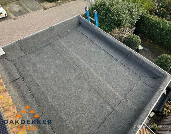 Gerenoveerd plat dak met nieuwe bitumen dakbedekking in Leek Gerenoveerd plat dak met nieuwe bitumen dakbedekking in Leek