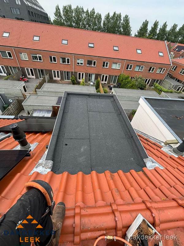 Bitumen dak reparatie op plat dak tussen dakpannen in Leek Bitumen dak reparatie op plat dak tussen dakpannen in Leek
