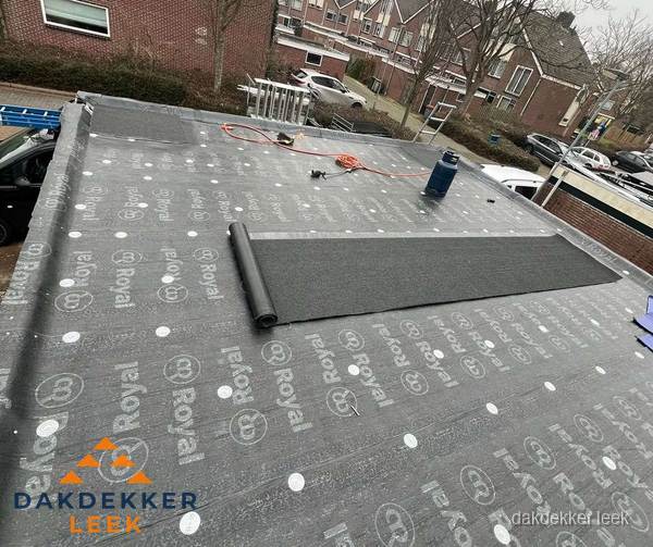 Dakrenovatie plat dak met bitumen dakbedekking in Leek
