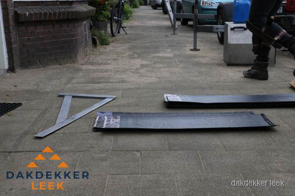 Dakbedekkingsmateriaal en zinkwerk klaargelegd voor reparatie in Leek