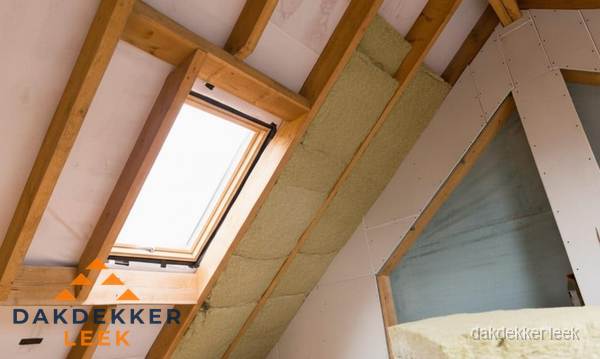 Isolatie schuin dak met steenwol en dakraam in Leek Isolatie schuin dak met steenwol en dakraam in Leek