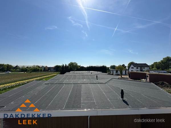 Groot plat dak met bitumen dakbedekking op bedrijfspand in Leek Groot plat dak met bitumen dakbedekking op bedrijfspand in Leek