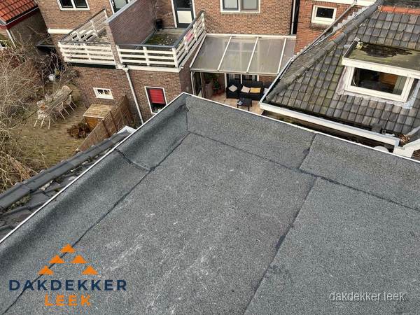 Overzicht plat dak met dakgoot in woonwijk Leek