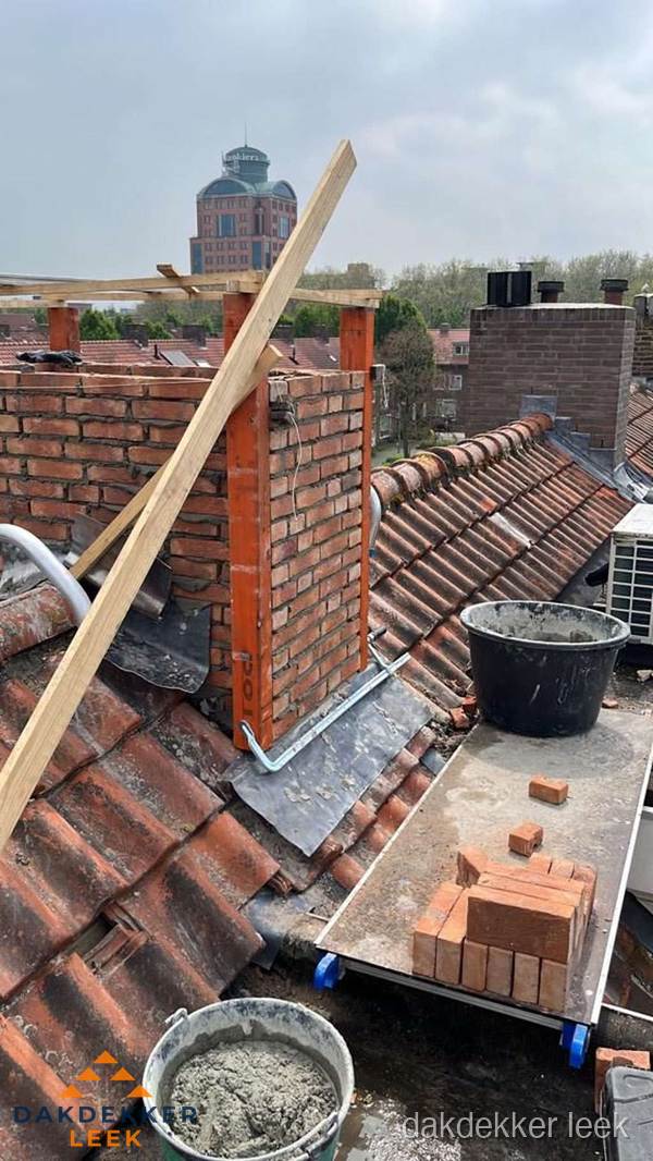 Schoorsteen renovatie met metselwerk op schuin dak in Leek Schoorsteen renovatie met metselwerk op schuin dak in Leek