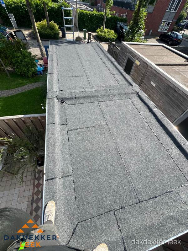 Bitumen plat dak rijtjeswoning vanuit dakdekker perspectief in Leek Bitumen plat dak rijtjeswoning vanuit dakdekker perspectief in Leek
