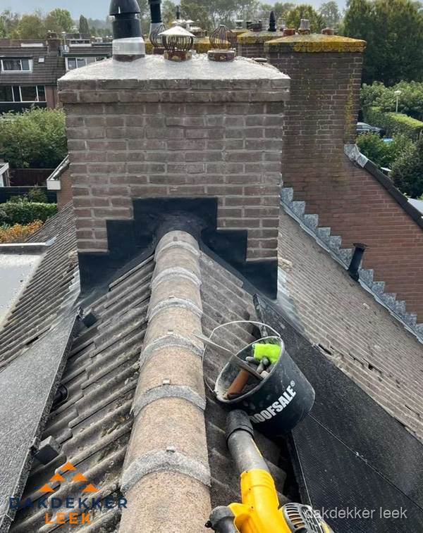 Schoorsteen met loodaansluiting en nokvorst op pannendak in Leek Schoorsteen met loodaansluiting en nokvorst op pannendak in Leek