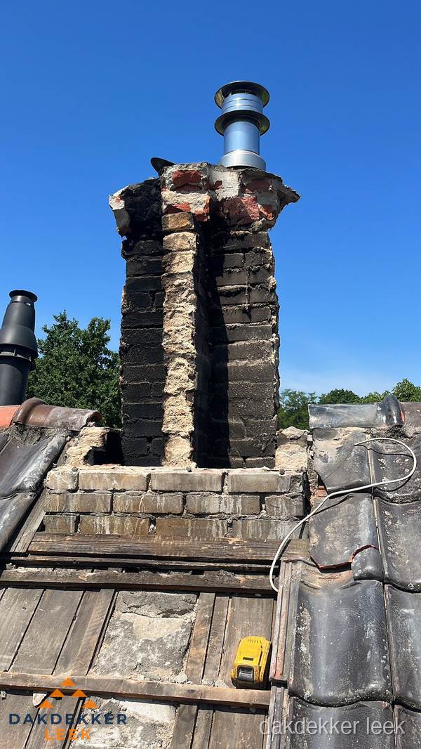 Beschadigde schoorsteen met nieuwe rookgasafvoer op oud dak in Leek Beschadigde schoorsteen met nieuwe rookgasafvoer op oud dak in Leek