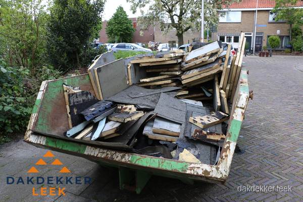 Puincontainer met oud dakmateriaal na dakrenovatie in Leek Puincontainer met oud dakmateriaal na dakrenovatie in Leek