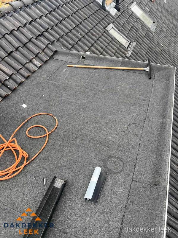 Plat dak reparatie met gereedschap en loodstroken in Leek Plat dak reparatie met gereedschap en loodstroken in Leek