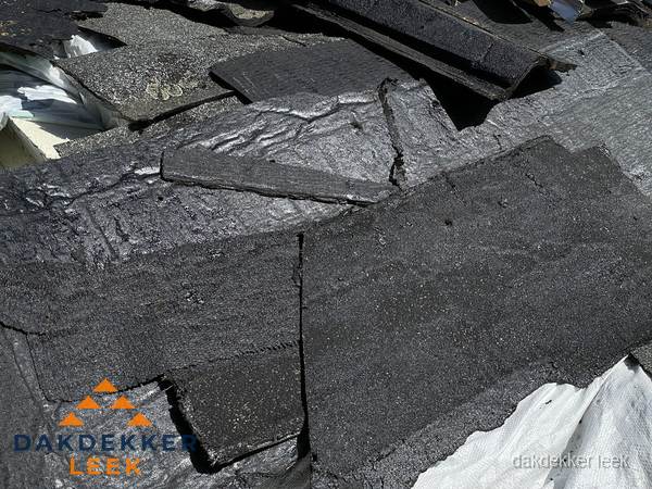 Verwijderd oud bitumen dakleer klaar voor vervanging in Leek Verwijderd oud bitumen dakleer klaar voor vervanging in Leek