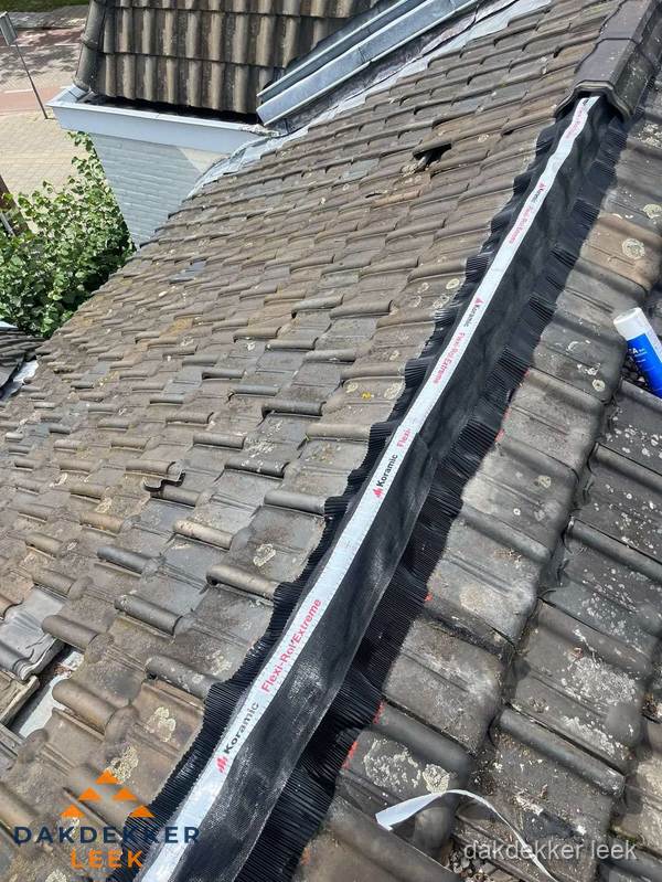 Nokvorst renovatie met Koramic nokrol op schuin pannendak in Leek Nokvorst renovatie met Koramic nokrol op schuin pannendak in Leek