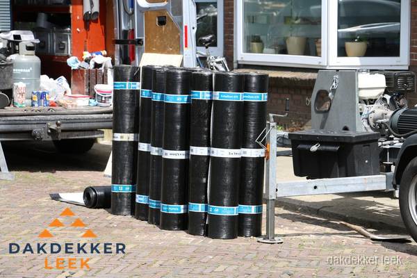 Rollen bitumen dakbedekking klaar voor daklekkage reparatie in Leek Rollen bitumen dakbedekking klaar voor daklekkage reparatie in Leek