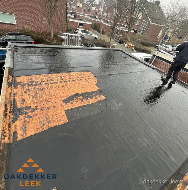 Dakdekker brengt EPDM dakbedekking aan op plat dak in Leek Dakdekker brengt EPDM dakbedekking aan op plat dak in Leek