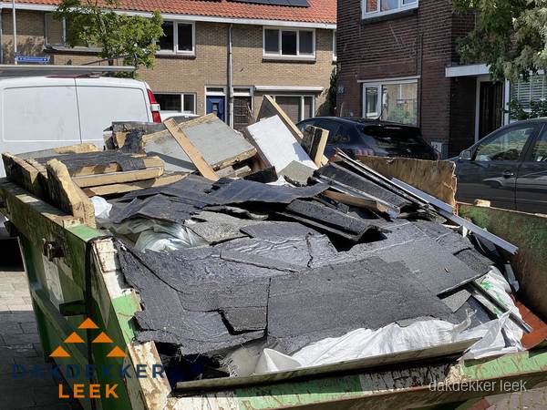 Afvalcontainer met gesloopt dakmateriaal tijdens dakkapel renovatie in Leek Afvalcontainer met gesloopt dakmateriaal tijdens dakkapel renovatie in Leek