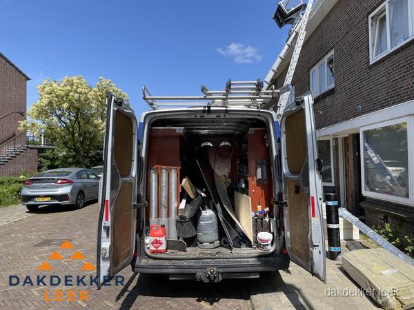Spoed dakdekker bus met gereedschap en ladder bij woning in Leek Spoed dakdekker bus met gereedschap en ladder bij woning in Leek