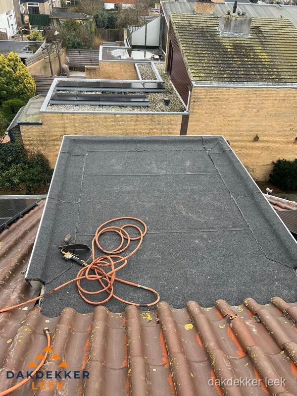 Reparatie aansluiting plat dak en schuin dak in Leek