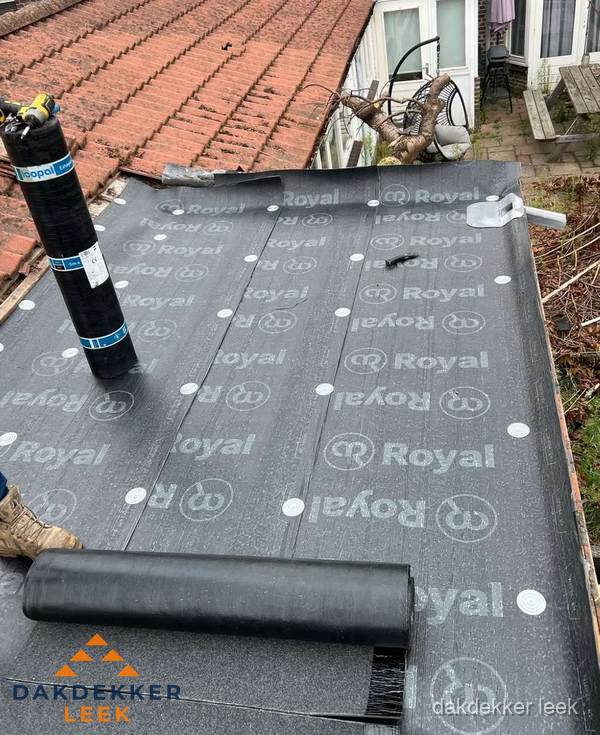 Bitumen dakbedekking leggen op plat dak aanbouw in Leek Bitumen dakbedekking leggen op plat dak aanbouw in Leek