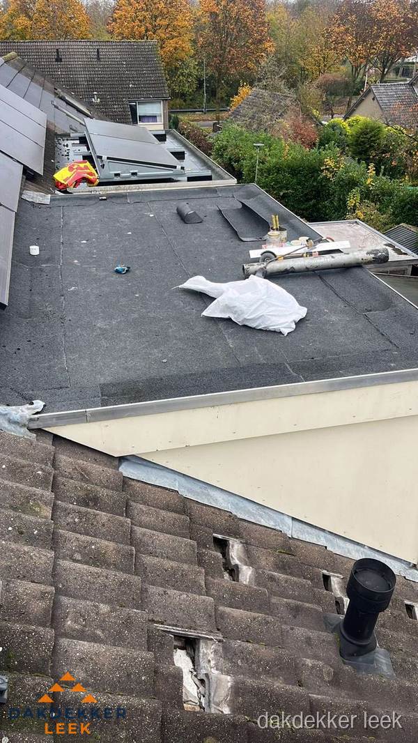Beschadigde dakbedekking op plat dak voor reparatie in Leek Beschadigde dakbedekking op plat dak voor reparatie in Leek