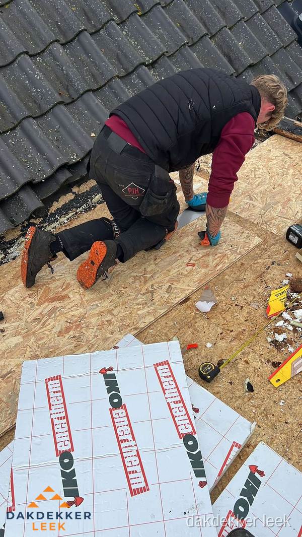Dakdekker plaatst PIR-isolatieplaten op plat dak in Leek Dakdekker plaatst PIR-isolatieplaten op plat dak in Leek
