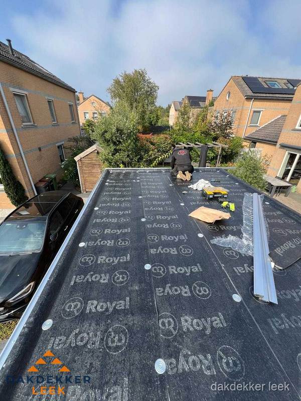 Nieuwe Royal bitumen dakbedekking op plat dak van aanbouw in Leek Nieuwe Royal bitumen dakbedekking op plat dak van aanbouw in Leek
