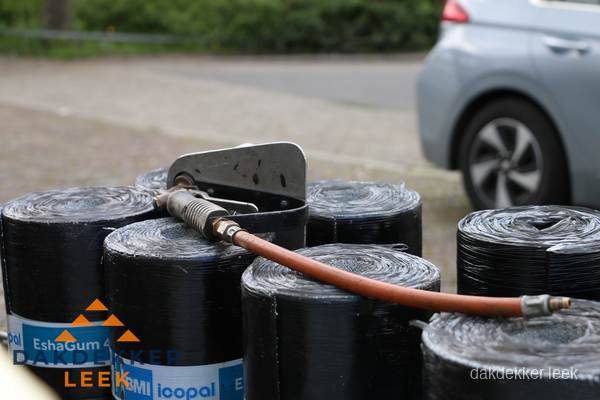 Rollen bitumen dakbedekking EshaGum klaar voor installatie in Leek Rollen bitumen dakbedekking EshaGum klaar voor installatie in Leek