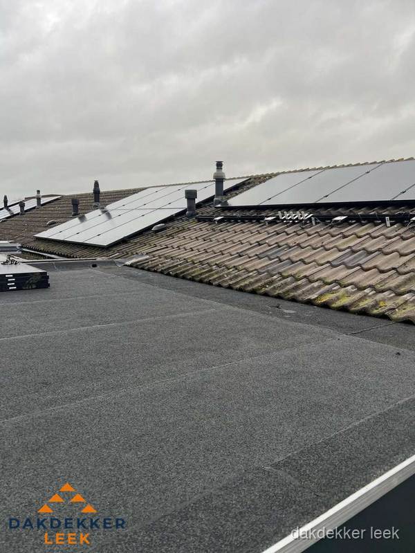 Bitumen dakbedekking op plat dak met aansluitend pannendak en zonnepanelen in Leek Bitumen dakbedekking op plat dak met aansluitend pannendak en zonnepanelen in Leek