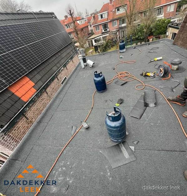 Daklekkage repareren met brandgereedschap op plat dak in Leek Daklekkage repareren met brandgereedschap op plat dak in Leek