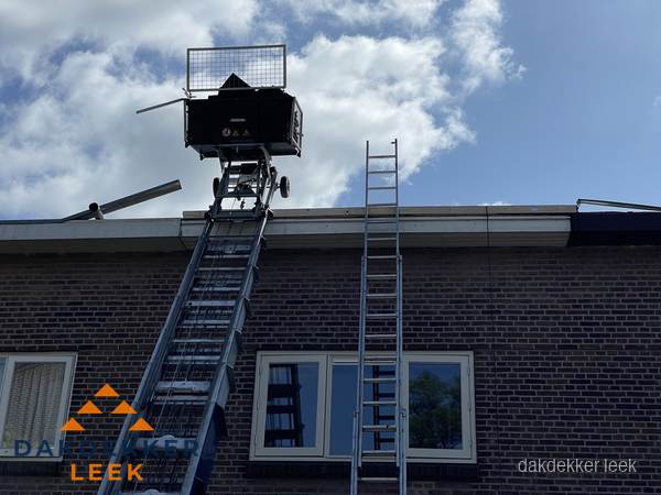 Ladderlift en ladder bij woning voor dakinspectie in Leek Ladderlift en ladder bij woning voor dakinspectie in Leek
