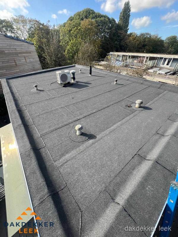 Kosten dakdekker: afgewerkt plat bedrijfsdak met bitumen in Leek Kosten dakdekker: afgewerkt plat bedrijfsdak met bitumen in Leek