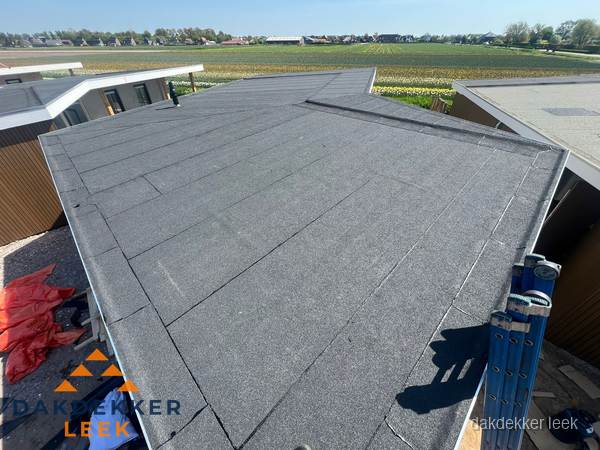Nieuw bitumen plat dak met uitzicht over landschap in Leek Nieuw bitumen plat dak met uitzicht over landschap in Leek