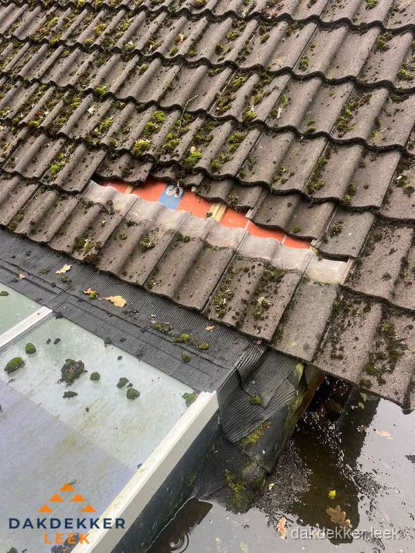 Beschadigd pannendak met ontbrekende dakpannen voor reparatie in Leek Beschadigd pannendak met ontbrekende dakpannen voor reparatie in Leek