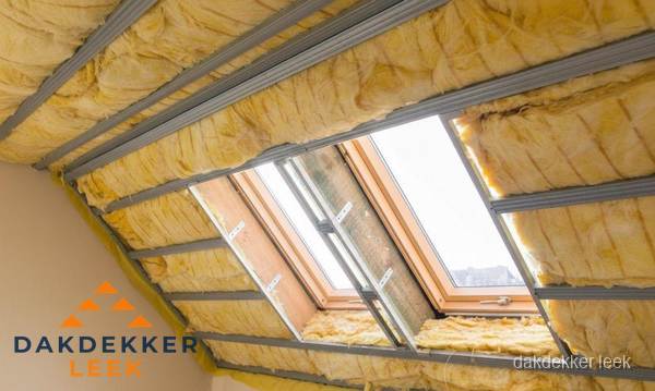 Schuin dak isoleren met glaswol bij dakraam in Leek