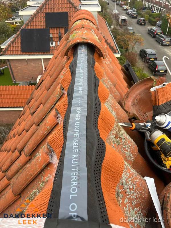 Dakdekker vervangt nokvorst met ruiterrol op pannendak in Leek Dakdekker vervangt nokvorst met ruiterrol op pannendak in Leek