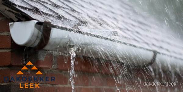 Lekkende dakgoot tijdens regenval in Leek Lekkende dakgoot tijdens regenval in Leek