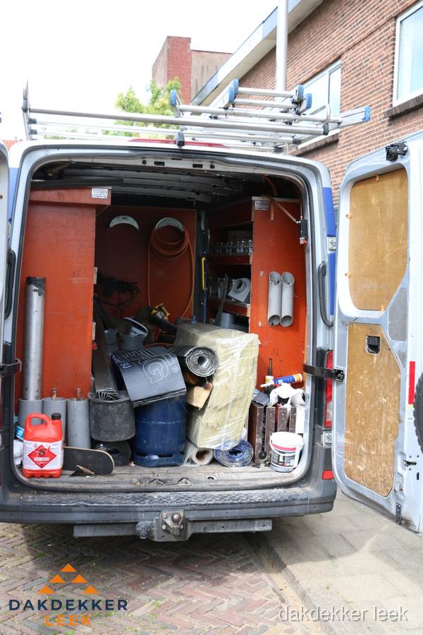Bedrijfsbus van dakdekker met gereedschap en materialen in Leek Bedrijfsbus van dakdekker met gereedschap en materialen in Leek