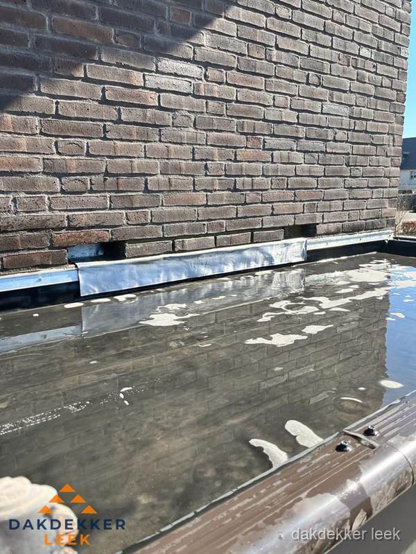 Stilstaand water op plat dak door slechte afwatering in Leek Stilstaand water op plat dak door slechte afwatering in Leek