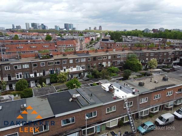Spoed dakdekker aan het werk op plat dak in woonwijk Leek Spoed dakdekker aan het werk op plat dak in woonwijk Leek