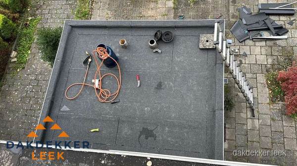 Plat dak met nieuwe bitumen bedekking in Leek Plat dak met nieuwe bitumen bedekking in Leek