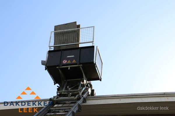 Dakdekkerslift voor materiaal transport bij dakwerkzaamheden in Leek Dakdekkerslift voor materiaal transport bij dakwerkzaamheden in Leek