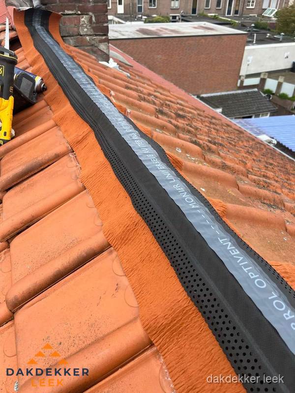 Nokventilatie installeren op hellend pannendak in Leek Nokventilatie installeren op hellend pannendak in Leek