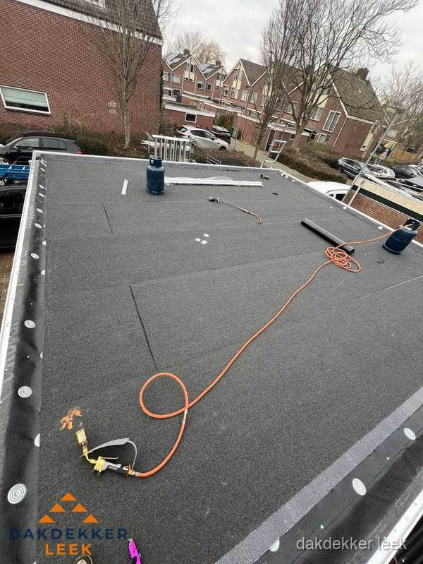 Afgewerkte dakrenovatie met bitumen op plat dak in Leek Afgewerkte dakrenovatie met bitumen op plat dak in Leek