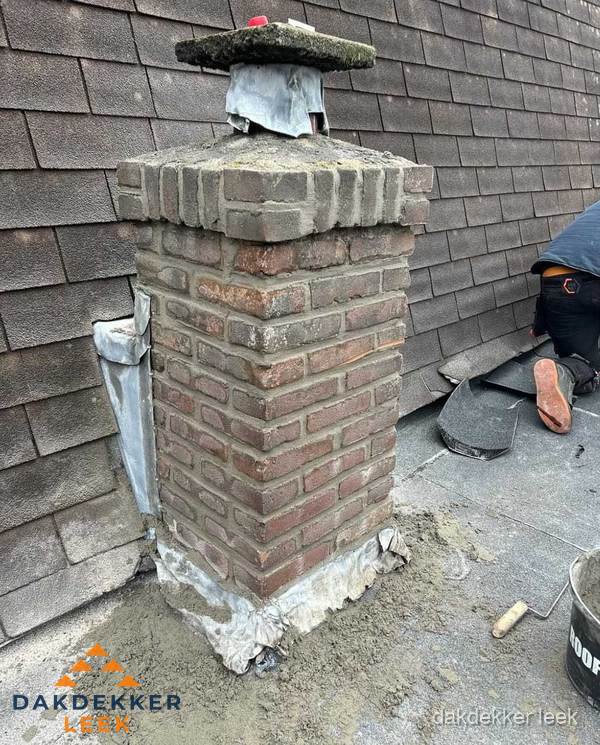 Schoorsteen reparatie met lood en voegwerk op leien dak in Leek Schoorsteen reparatie met lood en voegwerk op leien dak in Leek