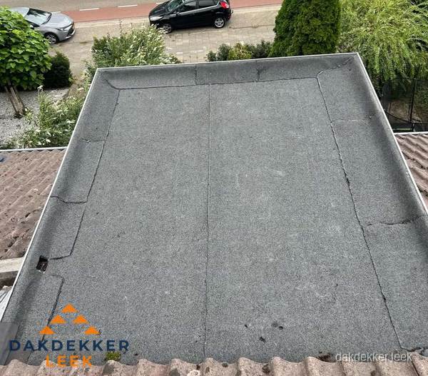 Nieuw aangebrachte bitumen dakbedekking op plat dak in Leek Nieuw aangebrachte bitumen dakbedekking op plat dak in Leek