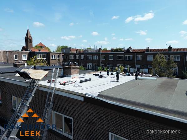 Dakdekkers aan het werk op plat dak in Leek Dakdekkers aan het werk op plat dak in Leek